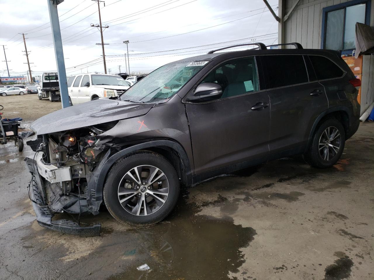Image 1 of 2019 TOYOTA HIGHLANDER LE 2019 with VIN 5TDZARFH8KS055043