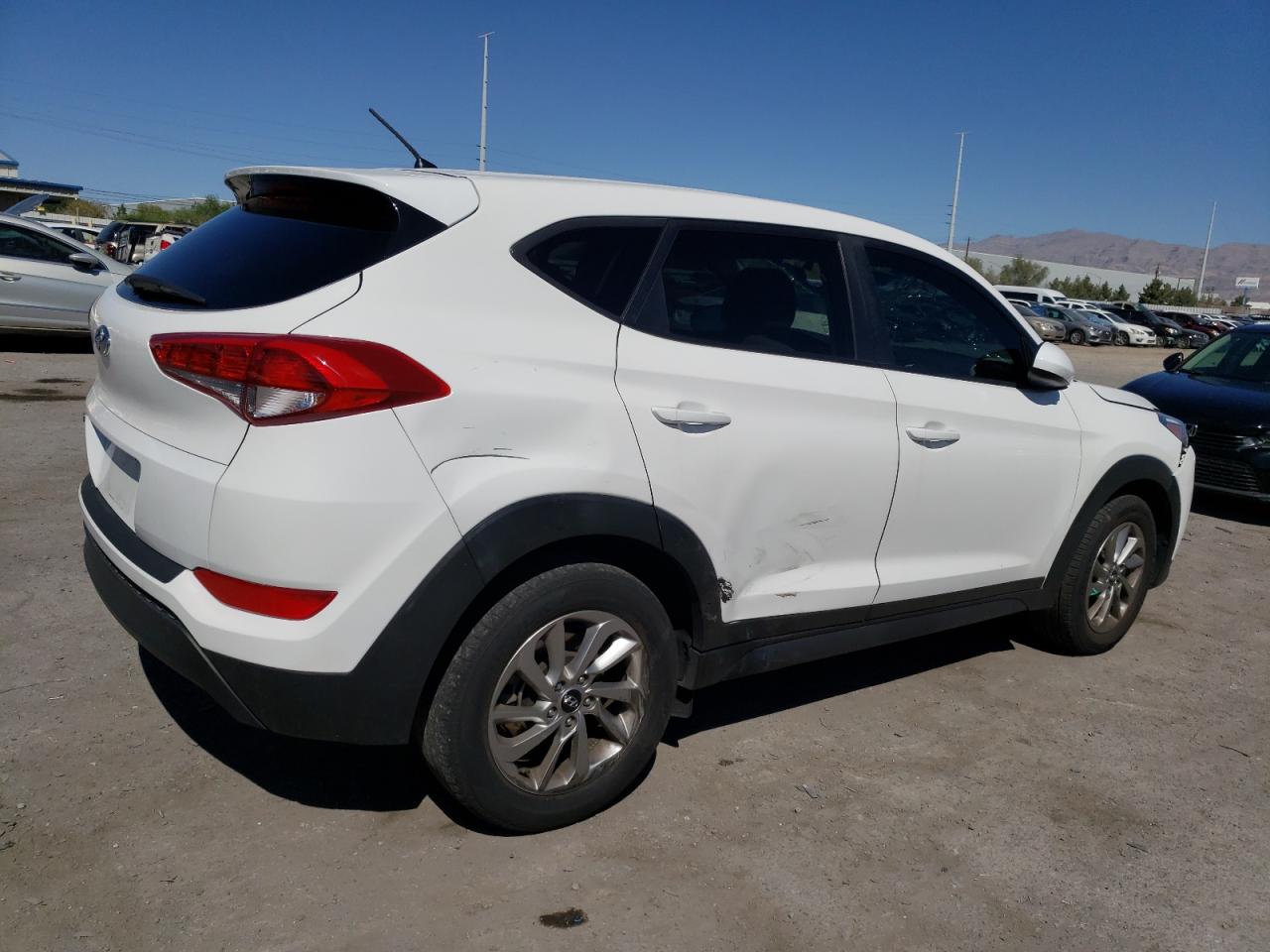 Image 3 of Hyundai Tucson Se 2018 with VIN KM8J23A44JU727813