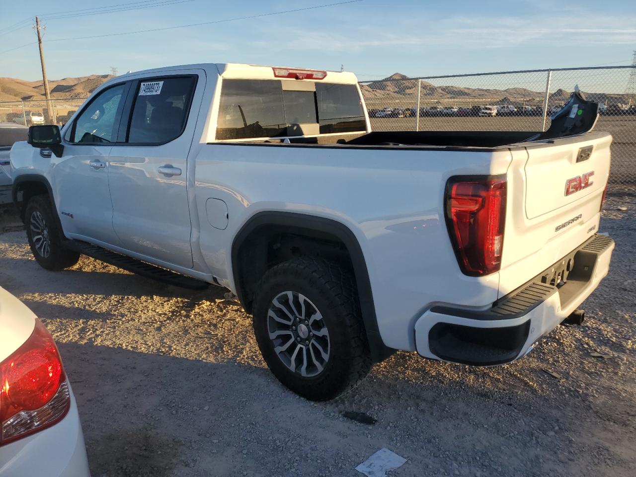 Изображение 2 2022 GMC SIERRA K1500 AT4 2022 с VIN 1GTUUEET4NZ550522
