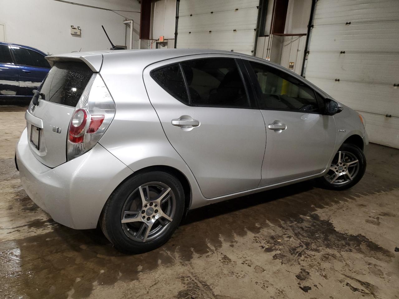 Obraz 3 z 2013 TOYOTA PRIUS C  2013 z VIN JTDKDTB33D1543672