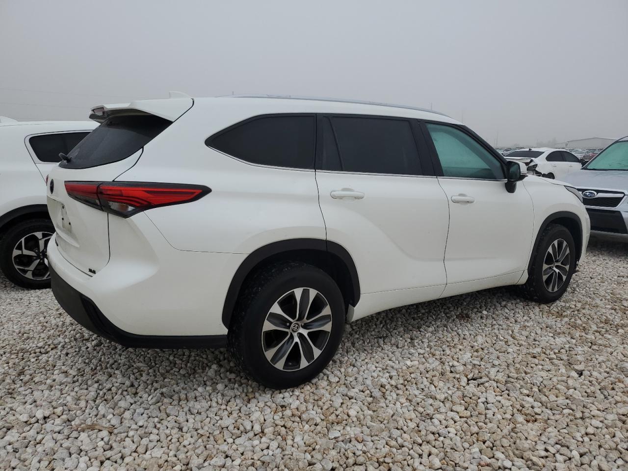 Obraz 3 z 2020 TOYOTA HIGHLANDER XLE 2020 z VIN 5TDGZRAH5LS513761