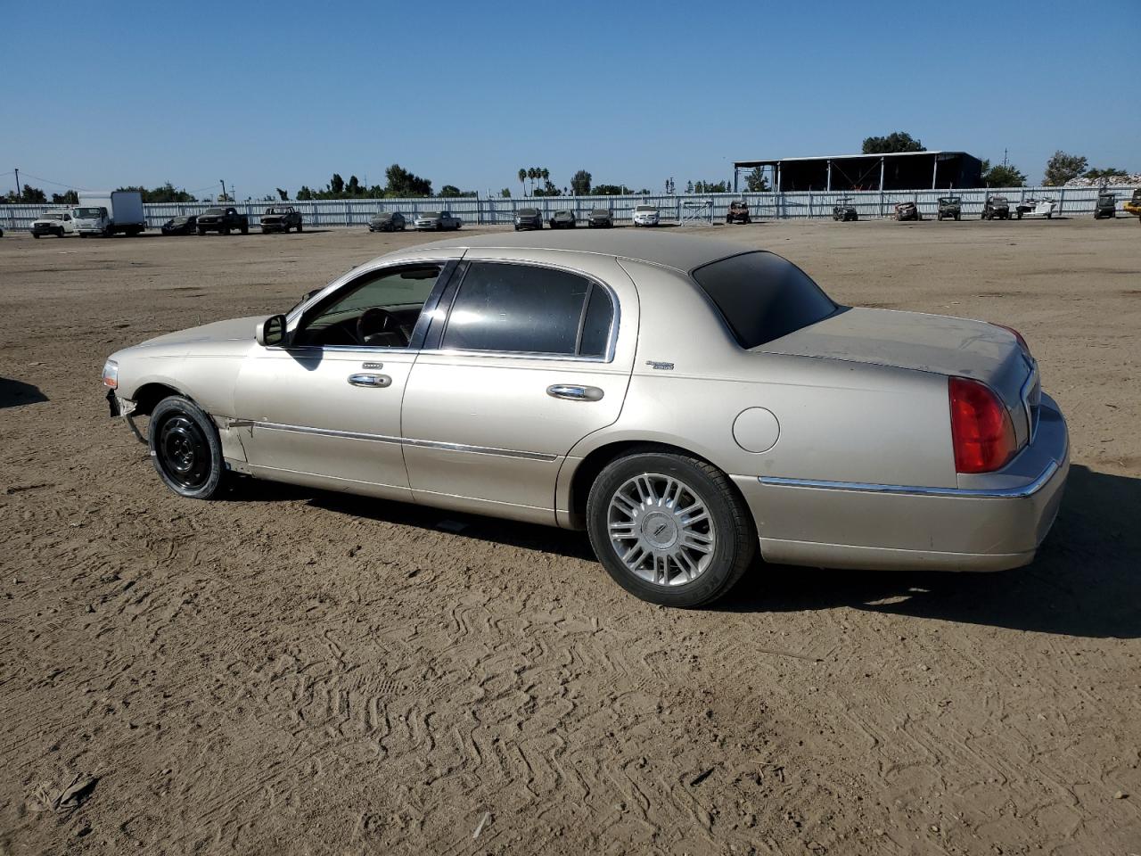 Image 2 of 2010 LINCOLN TOWN CAR SIGNATURE LIMITED 2010 with VIN 2LNBL8CVXAX618950