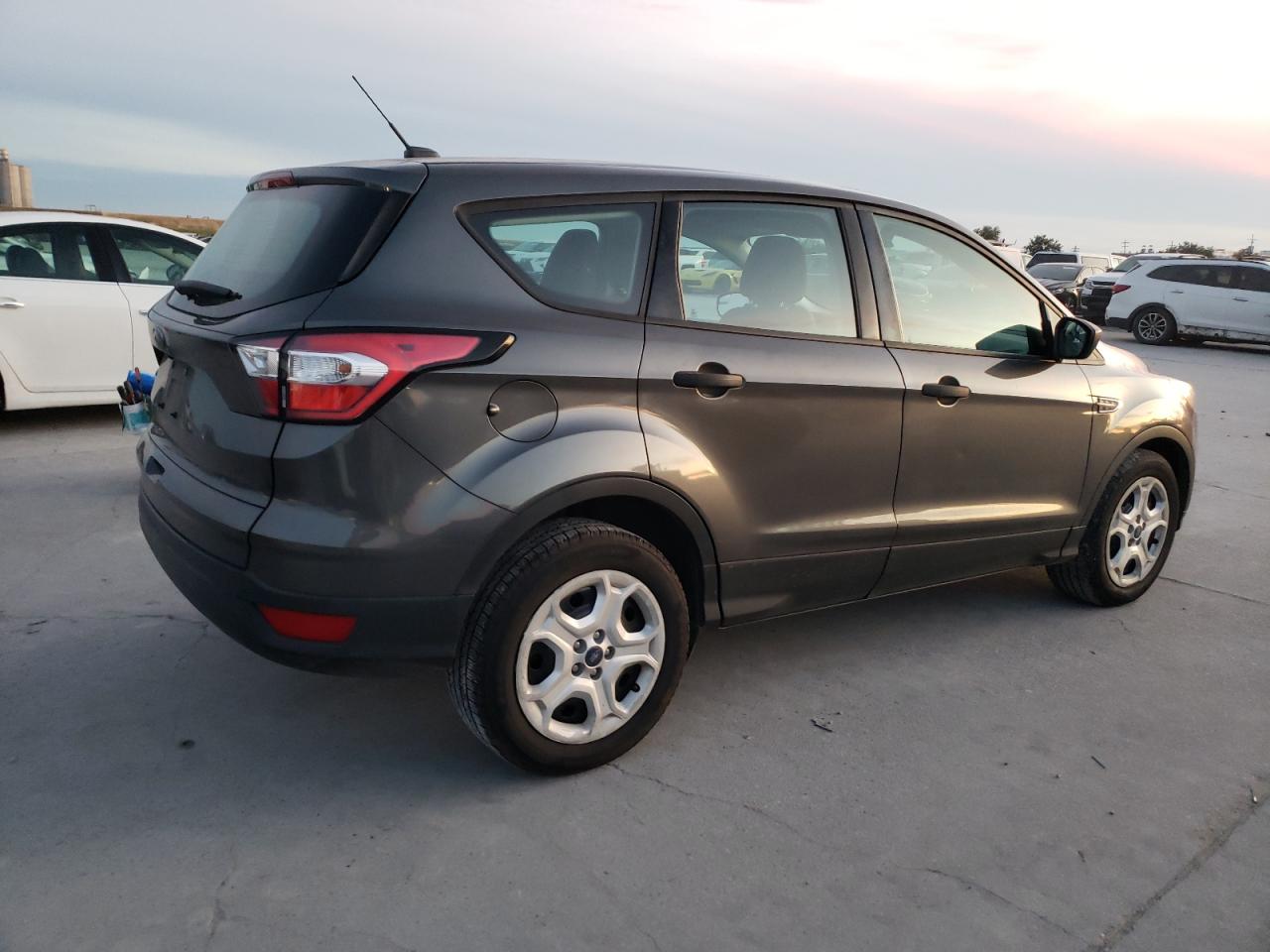 Obraz 3 z 2017 FORD ESCAPE S 2017 z VIN 1FMCU0F74HUC59788