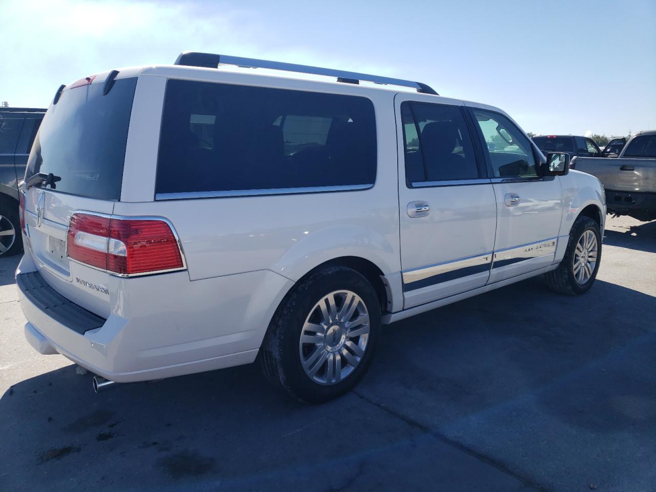 Image 3 of Lincoln Navigator L 2012 with VIN 5LMJJ3H59CEL08898