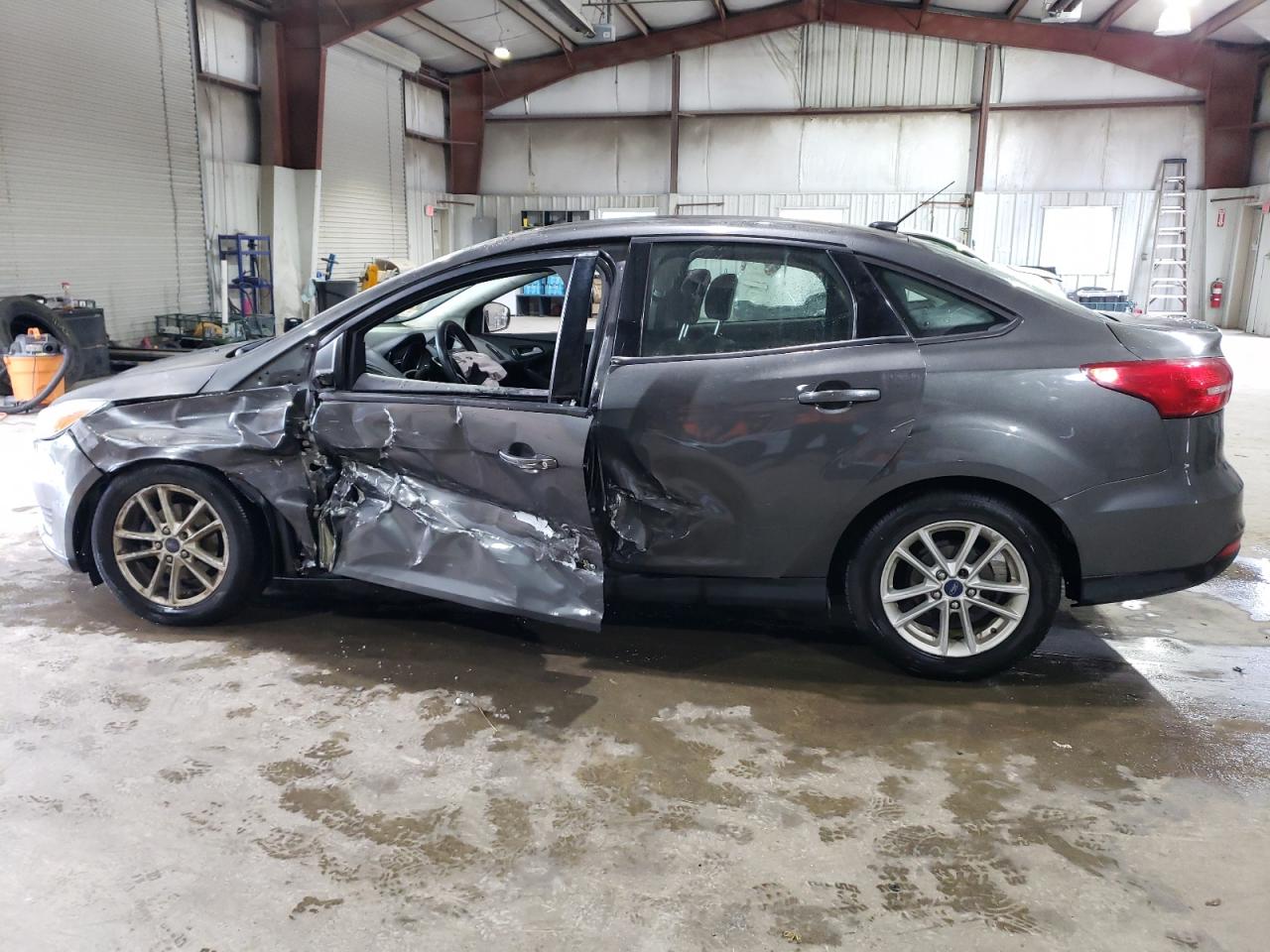 Image 2 of 2015 FORD FOCUS SE 2015 with VIN 1FADP3F2XFL277534