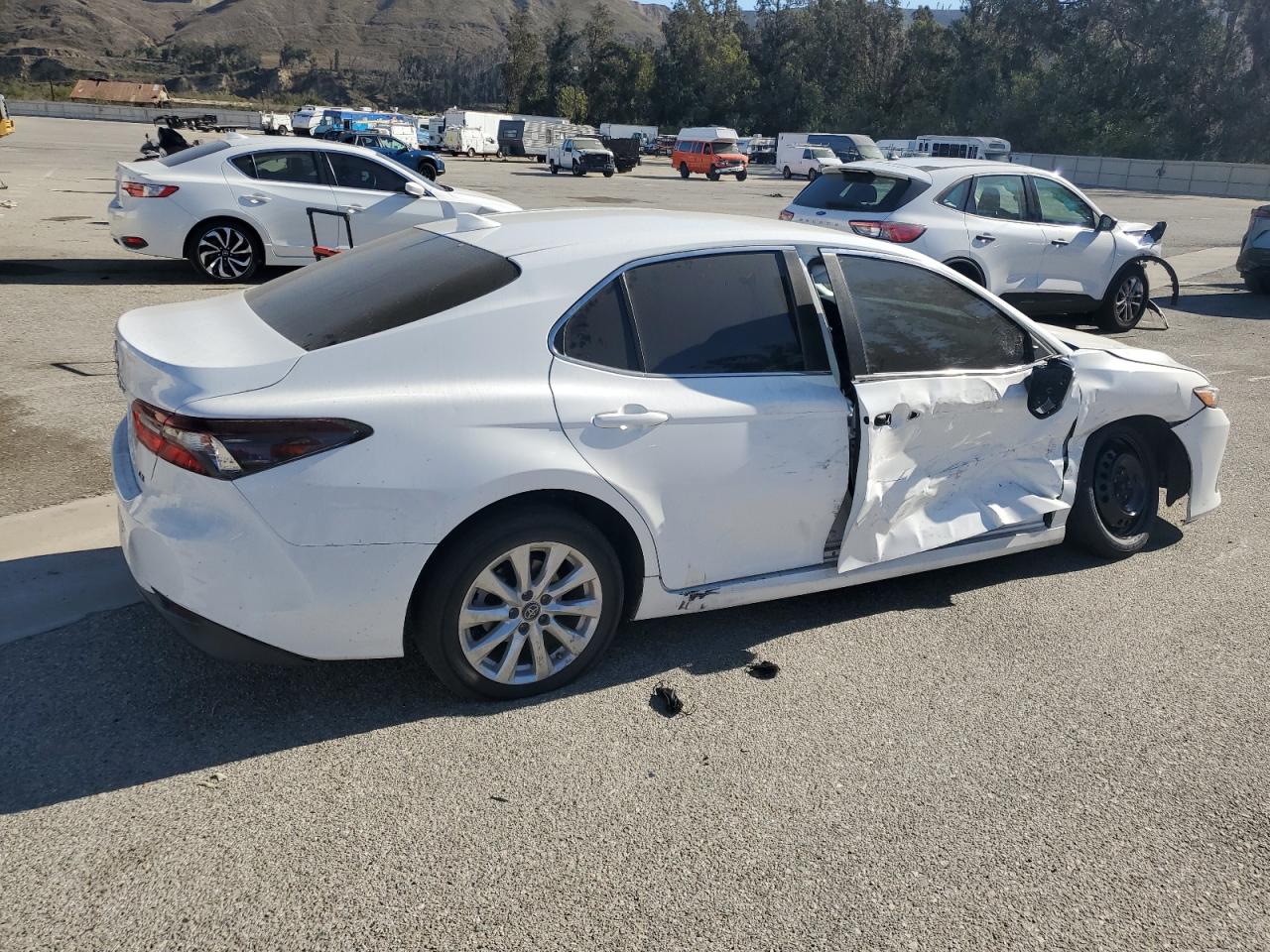 Obraz 3 z 2021 TOYOTA CAMRY LE 2021 z VIN 4T1C11AK5MU548392
