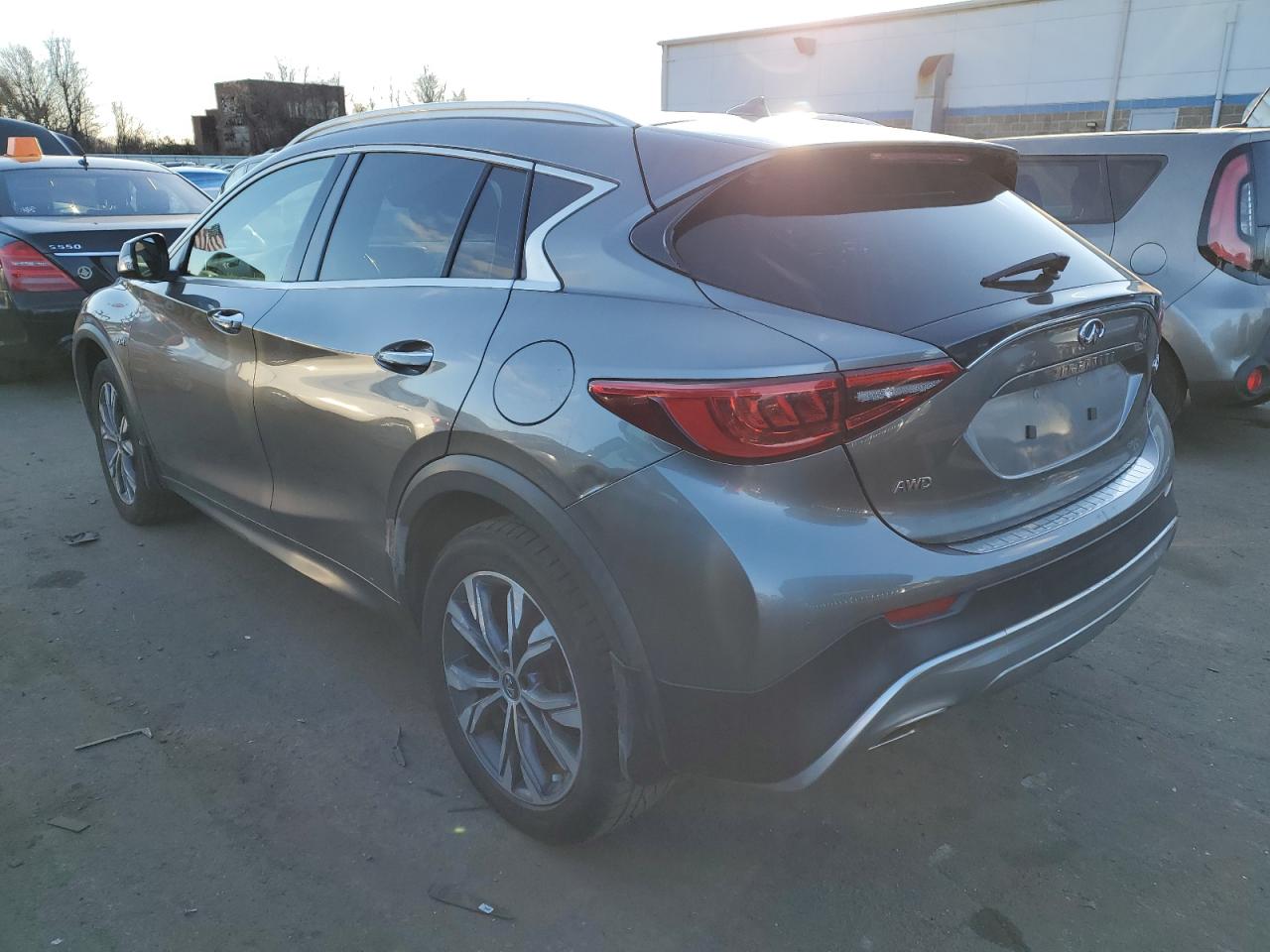 Obraz 2 z 2017 INFINITI QX30 BASE 2017 z VIN SJKCH5CR8HA023882
