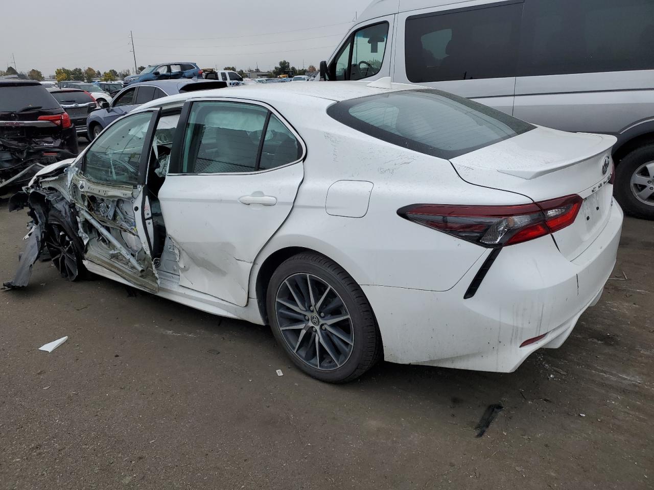 Изображение 2 2022 TOYOTA CAMRY SE 2022 с VIN 4T1G11AK0NU699322