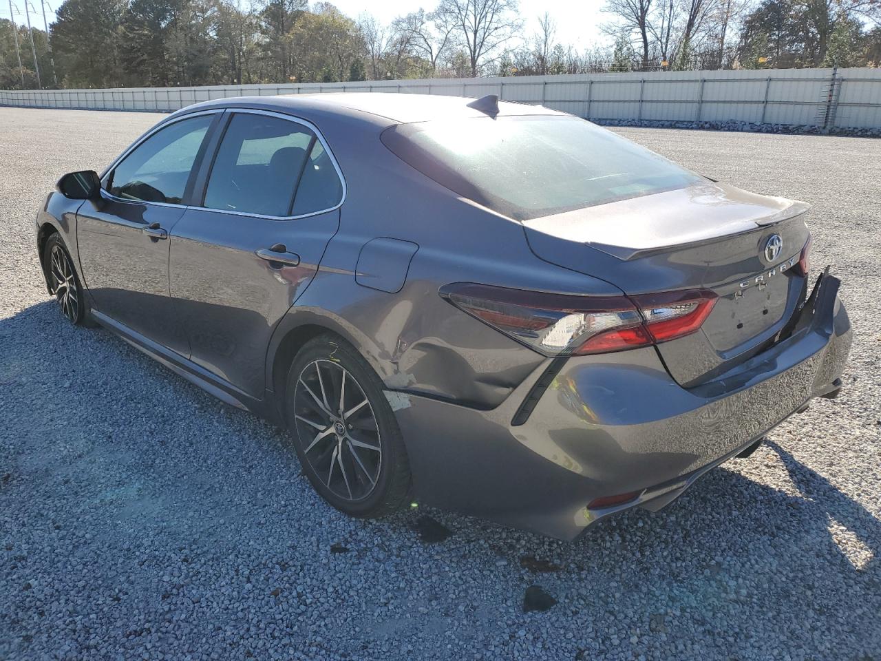 Obraz 2 z 2021 TOYOTA CAMRY SE 2021 z VIN 4T1G11AK2MU595753