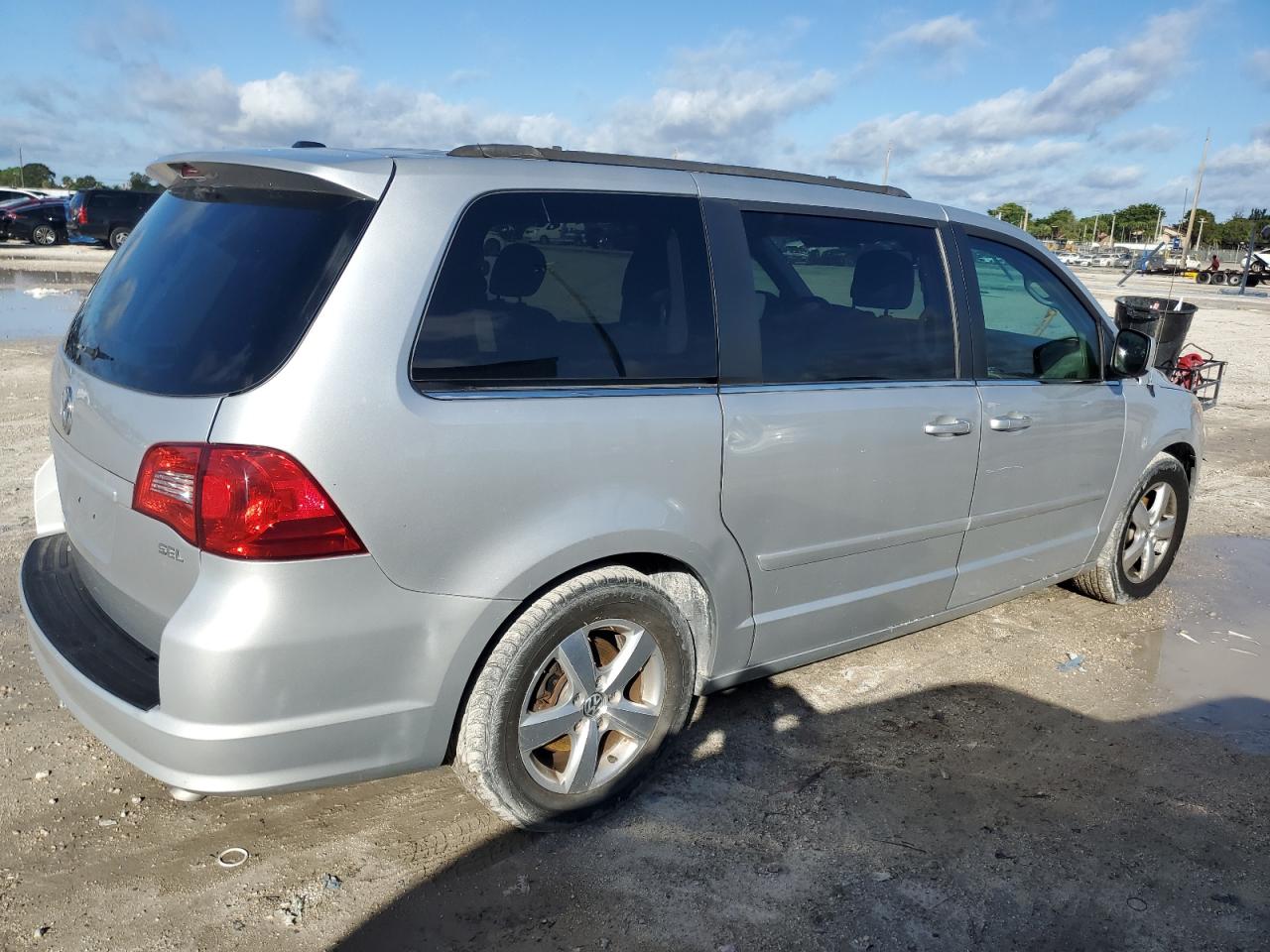Изображение 3 2011 VOLKSWAGEN ROUTAN SEL 2011 с VIN 2V4RW5DG9BR658425
