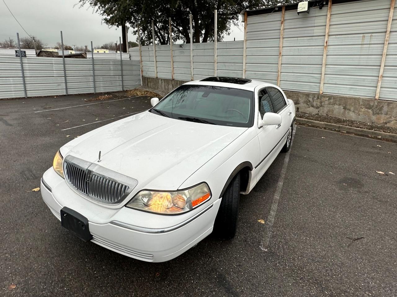 Obraz 2 z 2003 LINCOLN TOWN CAR SIGNATURE 2003 z VIN 1LNHM82W13Y666759