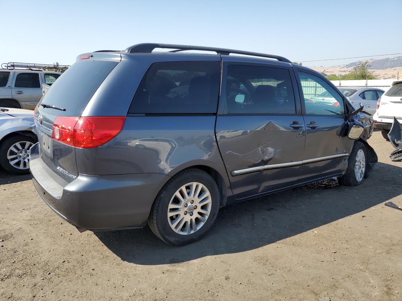 Image 3 of 2010 TOYOTA SIENNA XLE 2010 with VIN 5TDYK4CC2AS304066
