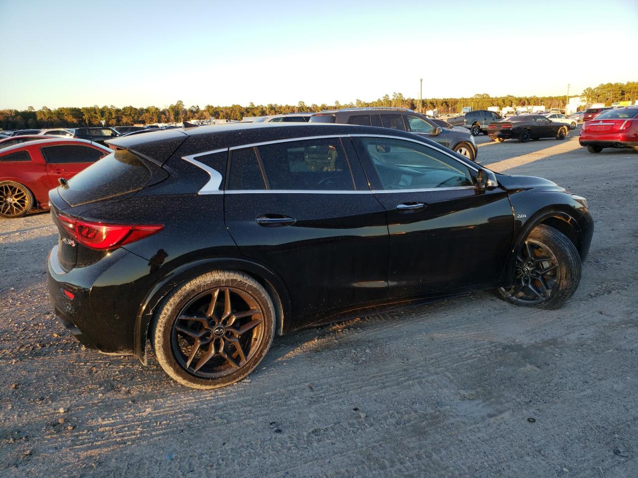Изображение 3 2018 INFINITI QX30 BASE 2018 с VIN SJKCH5CP0JA052037