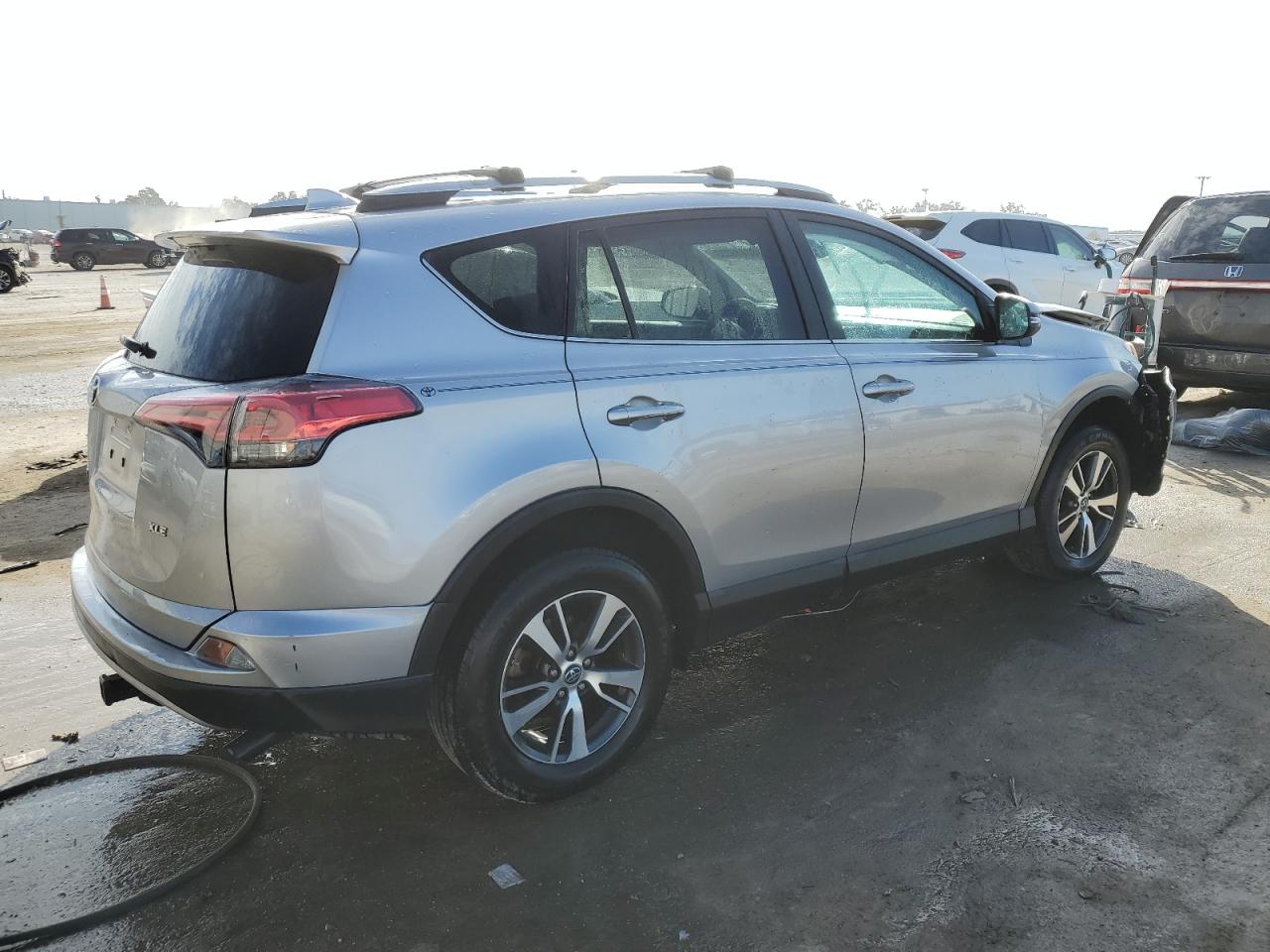 Obraz 3 z 2017 TOYOTA RAV4 XLE 2017 z VIN 2T3WFREV0HW384502