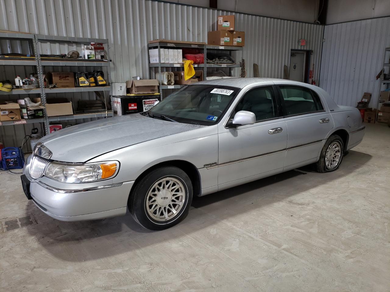 Image 1 of 1999 LINCOLN TOWN CAR SIGNATURE 1999 with VIN 1LNHM82W0XY617607