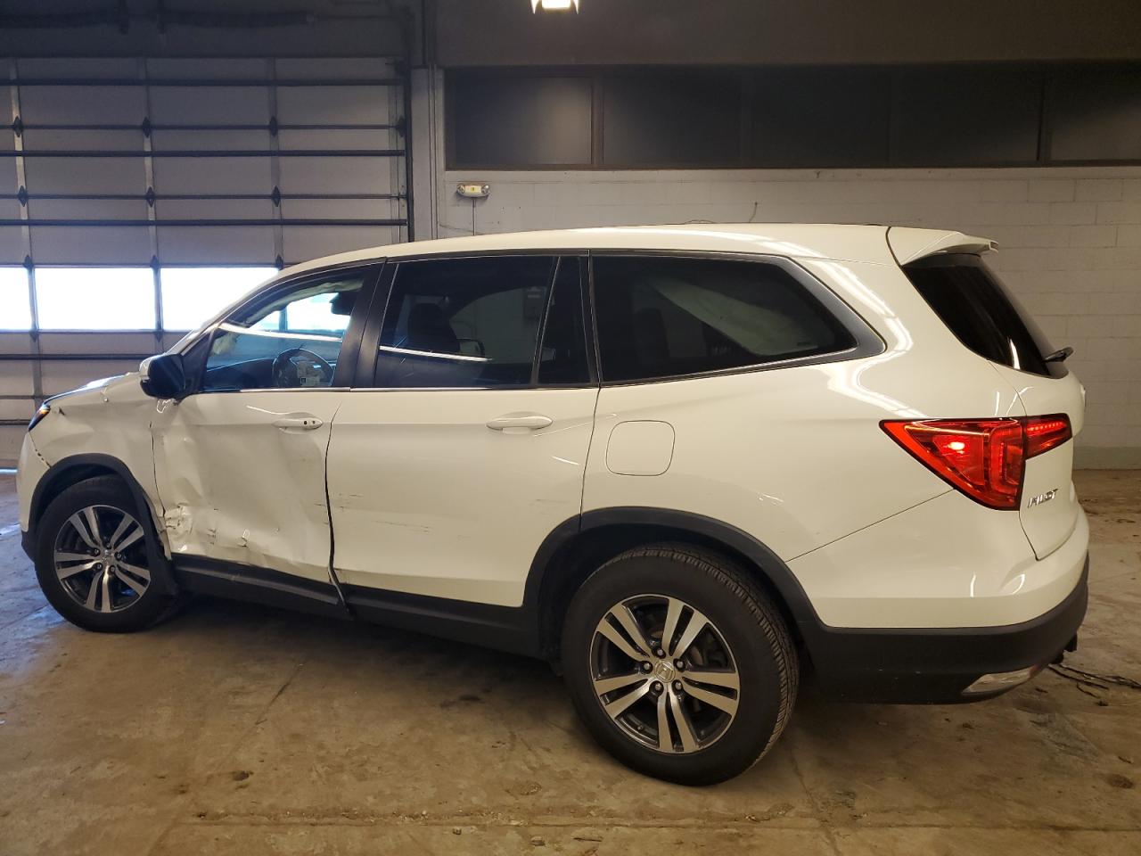 Image 2 of 2018 HONDA PILOT EXL 2018 with VIN 5FNYF6H61JB014313