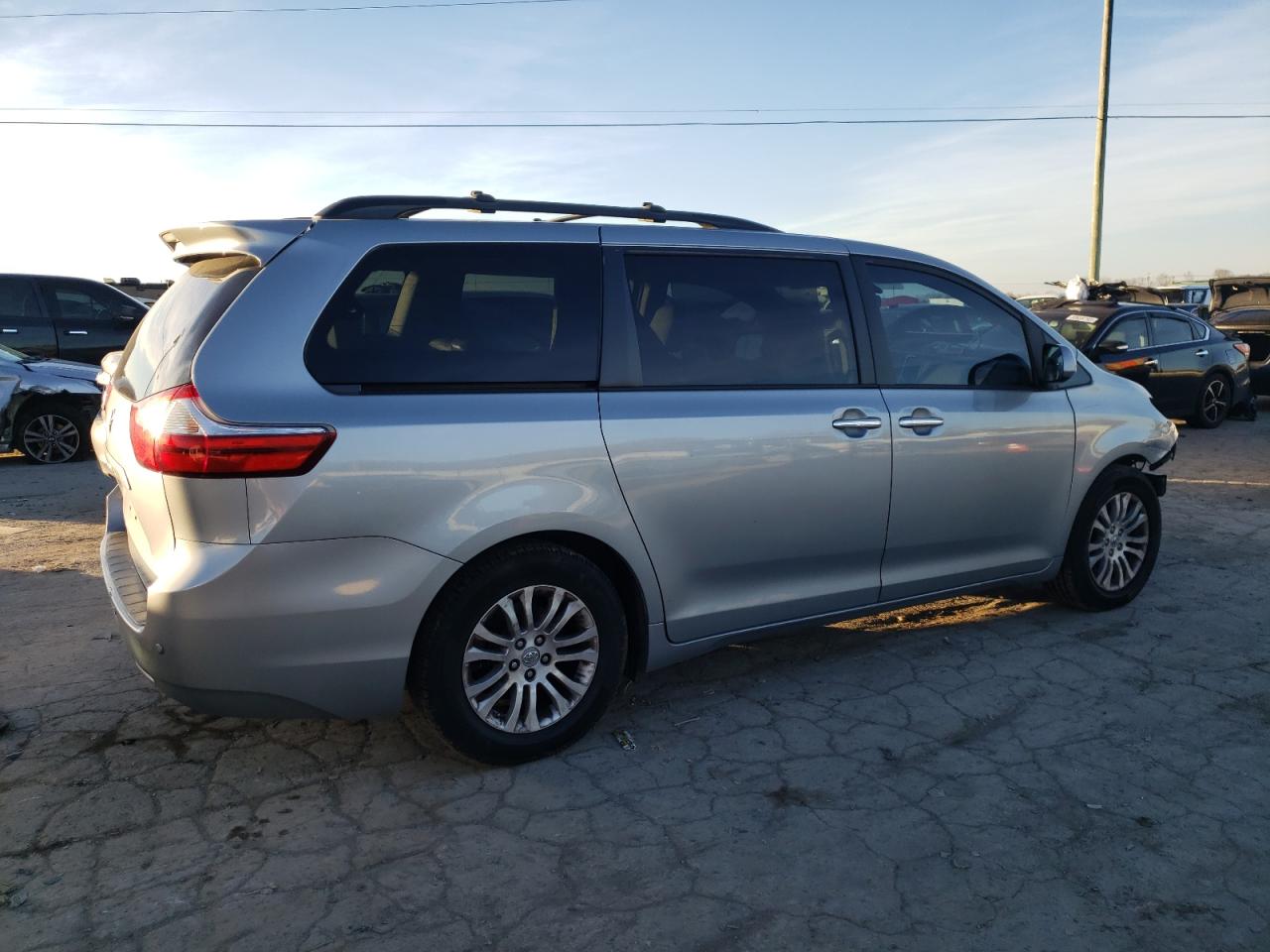 Image 3 of 2016 TOYOTA SIENNA XLE 2016 with VIN 5TDYK3DC2GS747870