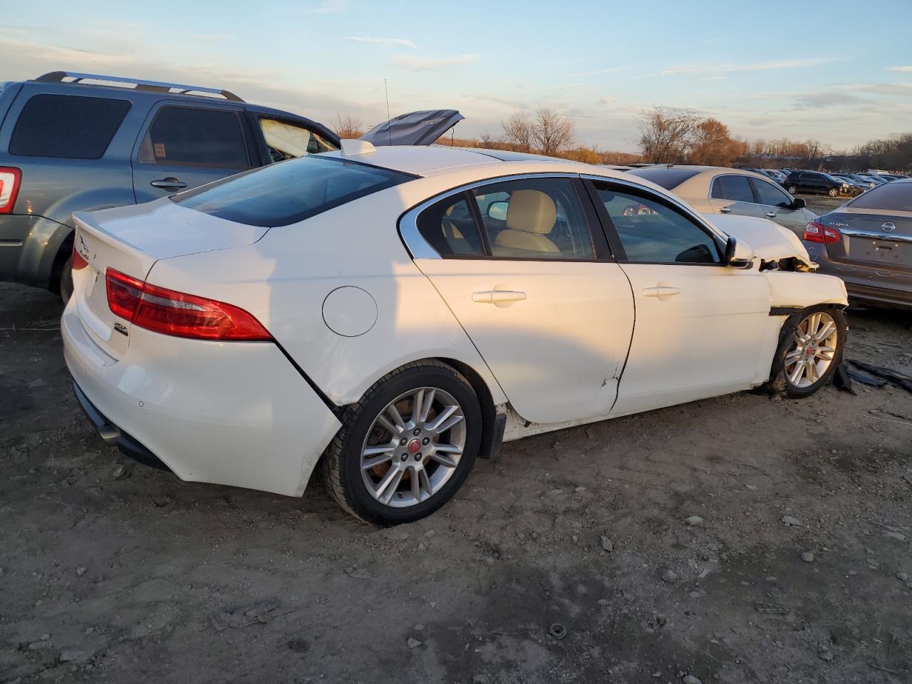 Изображение 3 2018 JAGUAR XE PREMIUM 2018 с VIN SAJAJ4FX1JCP24522