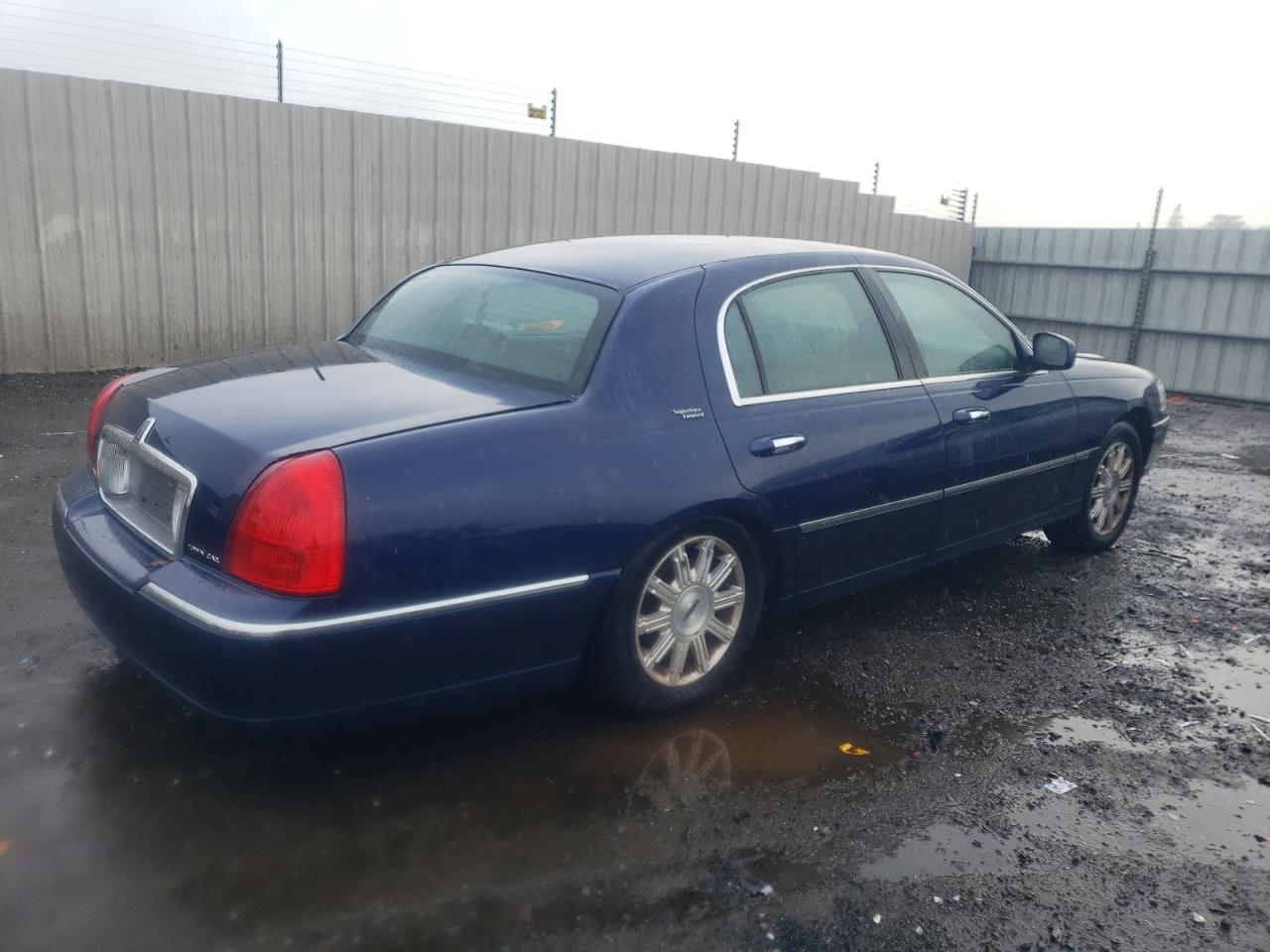 Obraz 3 z 2009 LINCOLN TOWN CAR SIGNATURE LIMITED 2009 z VIN 2LNHM82V69X612552