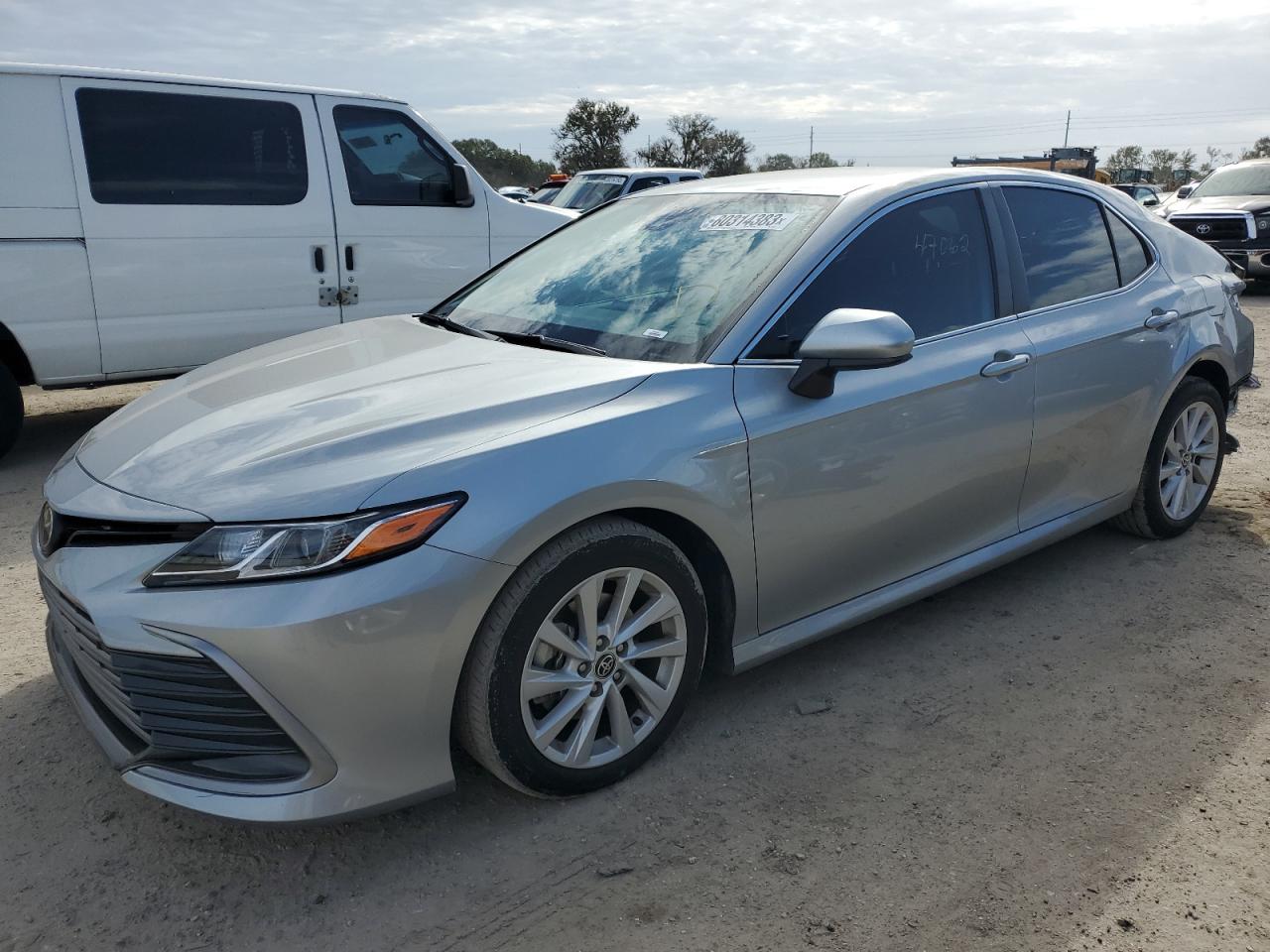 Obraz 1 z 2022 TOYOTA CAMRY LE 2022 z VIN 4T1C11AK4NU048743