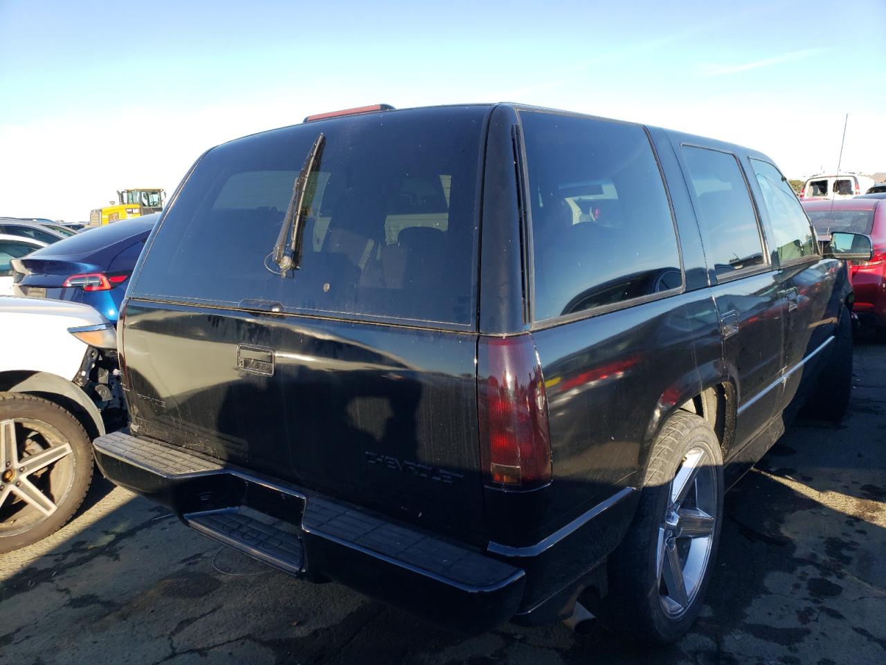 Image 3 of 2000 CHEVROLET TAHOE C1500 2000 with VIN 1GNEC13R5YR229981