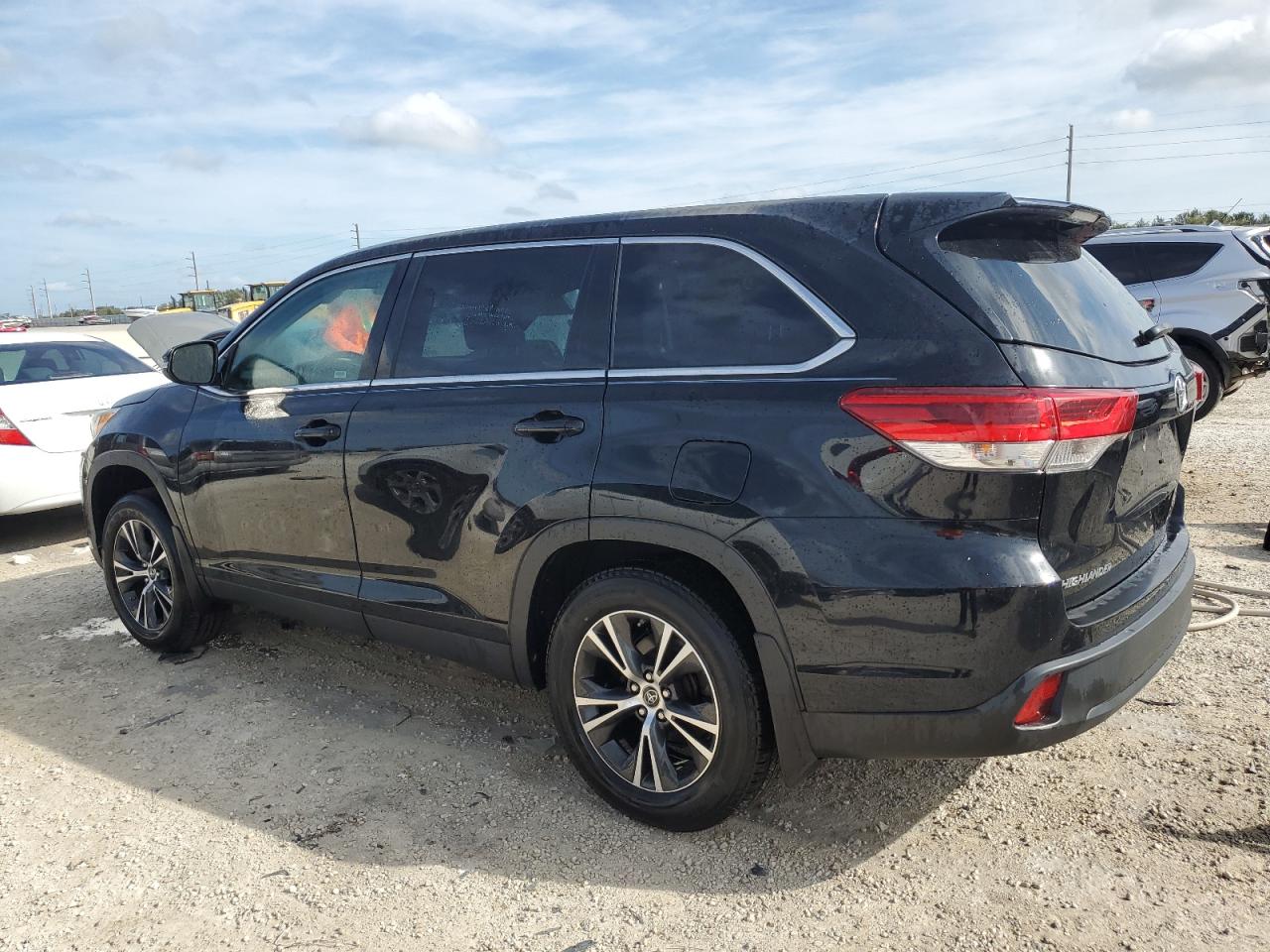 Изображение 2 2019 TOYOTA HIGHLANDER LE 2019 с VIN 5TDZARFHXKS044609