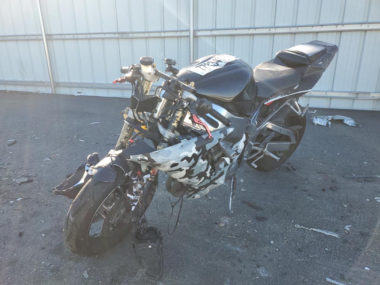 Obraz 2 z 2003 YAMAHA YZFR1  2003 z VIN JYARN10E73A009671