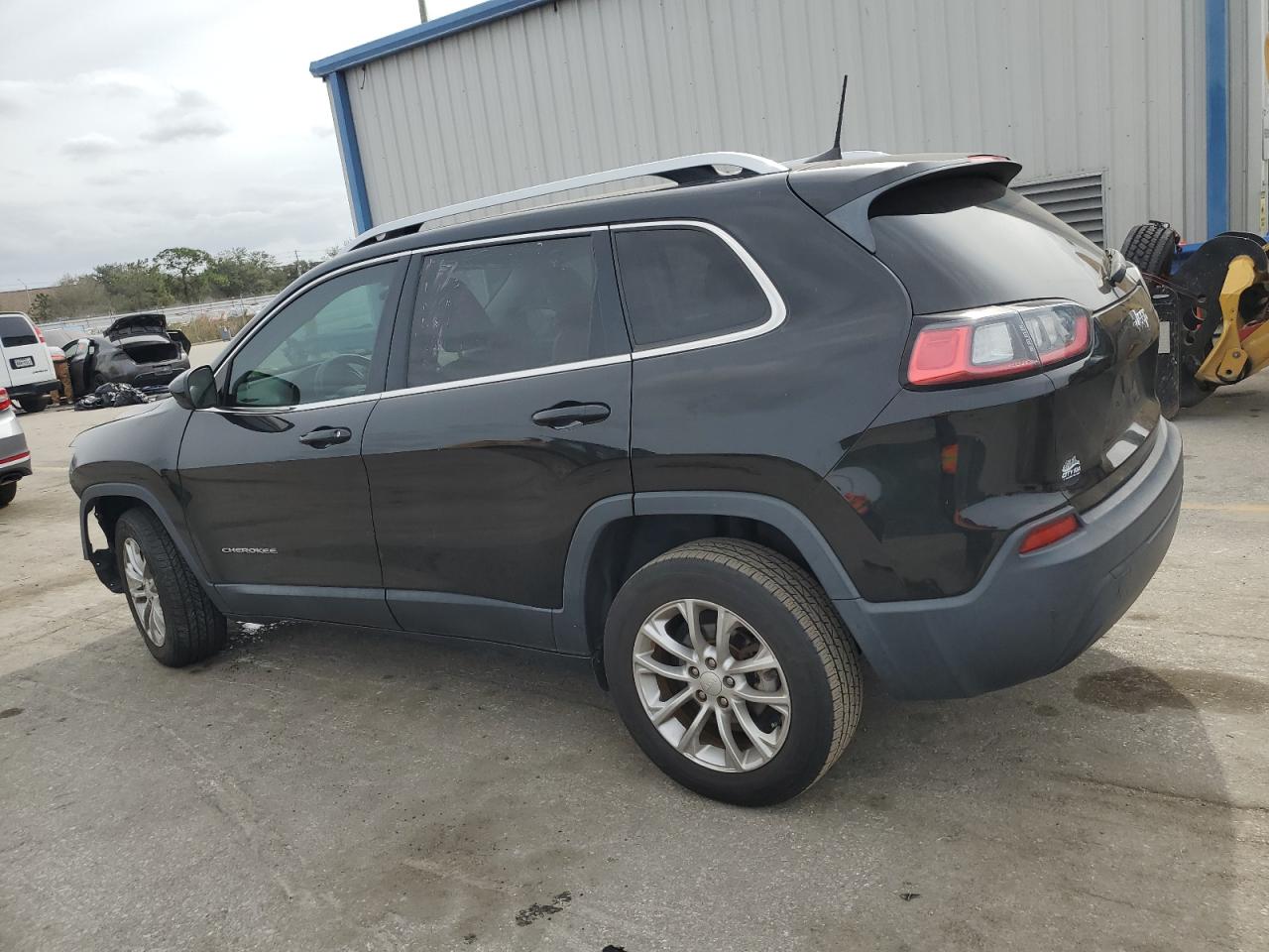 Изображение 2 2019 JEEP CHEROKEE LATITUDE 2019 с VIN 1C4PJLCB2KD242682