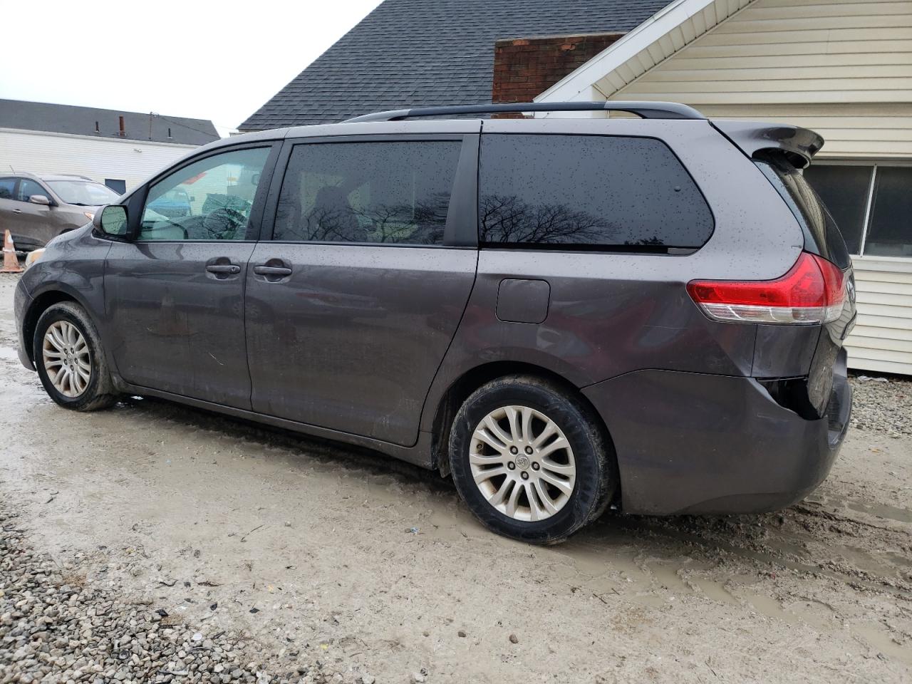 Изображение 2 2013 TOYOTA SIENNA XLE 2013 с VIN 5TDYK3DC5DS371385