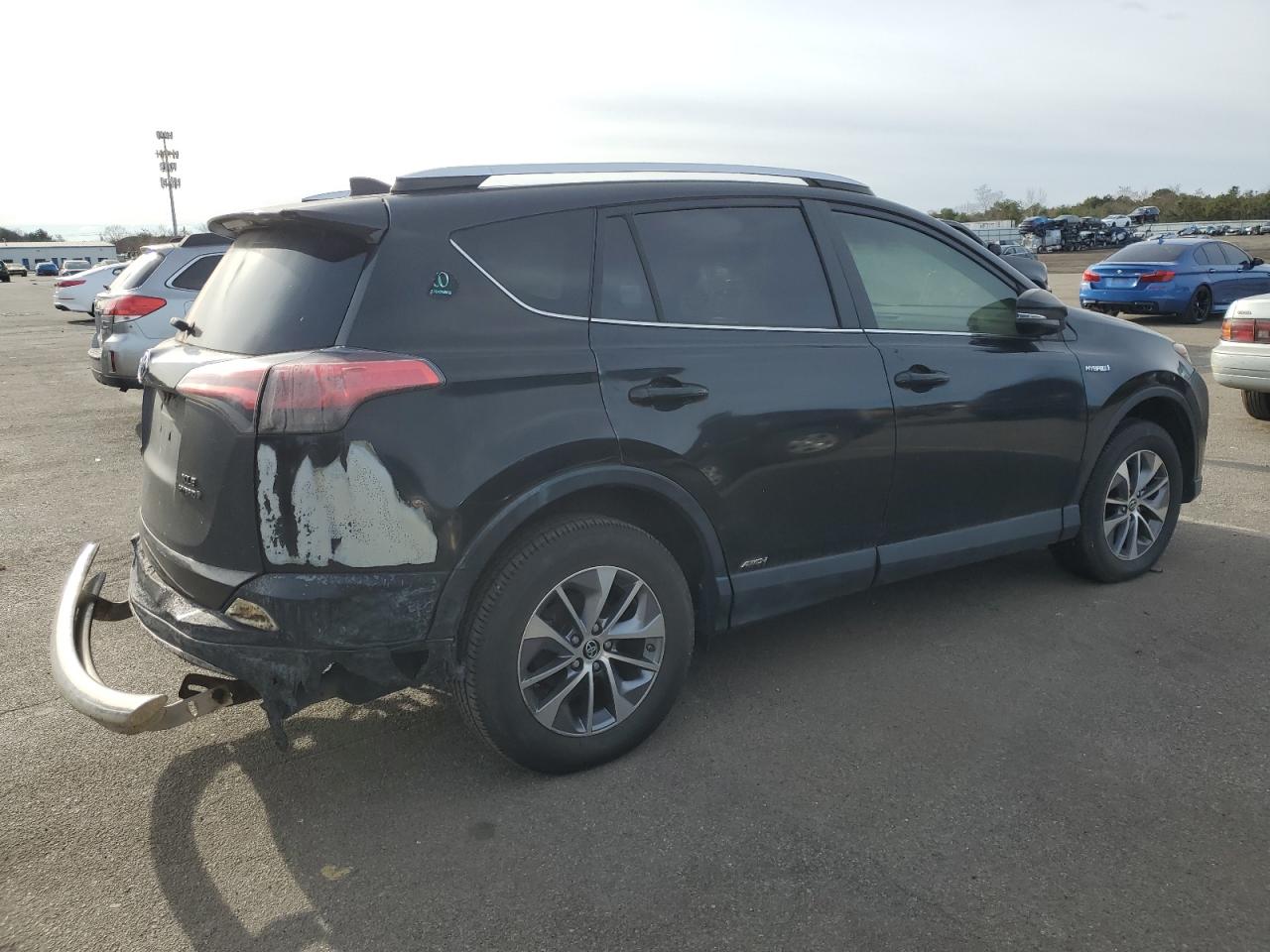 Obraz 3 z 2016 TOYOTA RAV4 HV XLE 2016 z VIN JTMRJREV2GD020931
