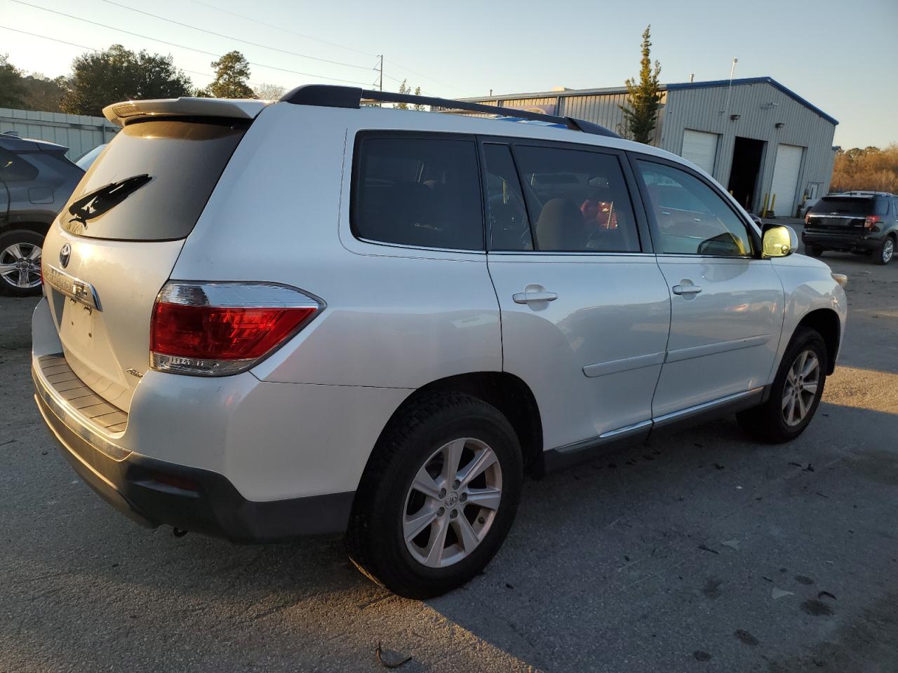 Image 3 of 2012 TOYOTA HIGHLANDER BASE 2012 with VIN 5TDBK3EH9CS115703