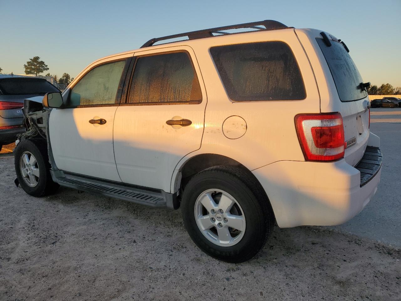 Изображение 2 2010 FORD ESCAPE XLS 2010 с VIN 1FMCU0C77AKC78518