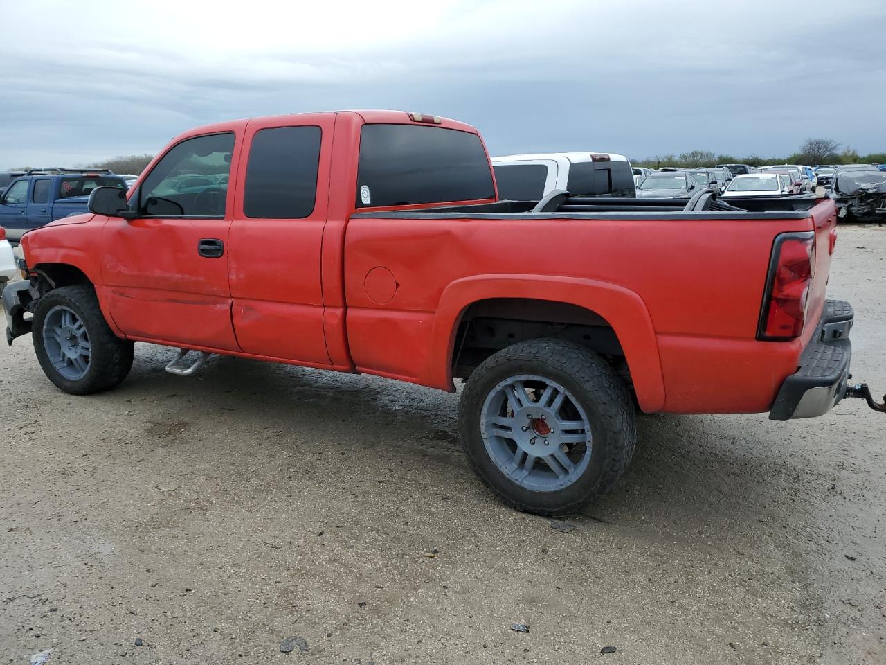 Image 2 of 2000 CHEVROLET SILVERADO K1500 2000 with VIN 2GCEK19V7Y1360306
