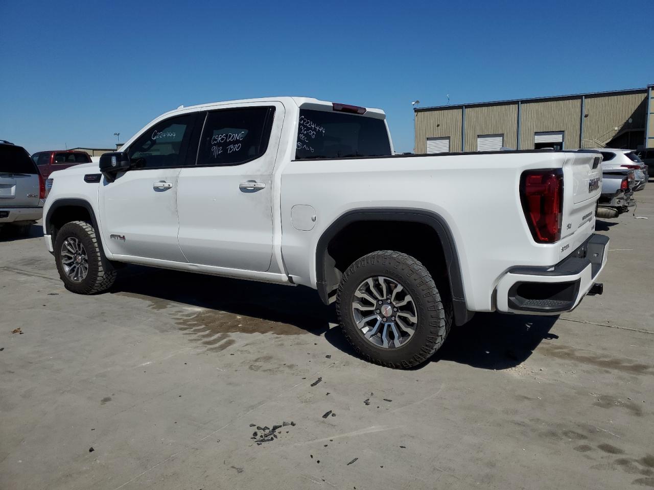 Obraz 2 z 2021 GMC SIERRA K1500 AT4 2021 z VIN 3GTP9EEL1MG396218