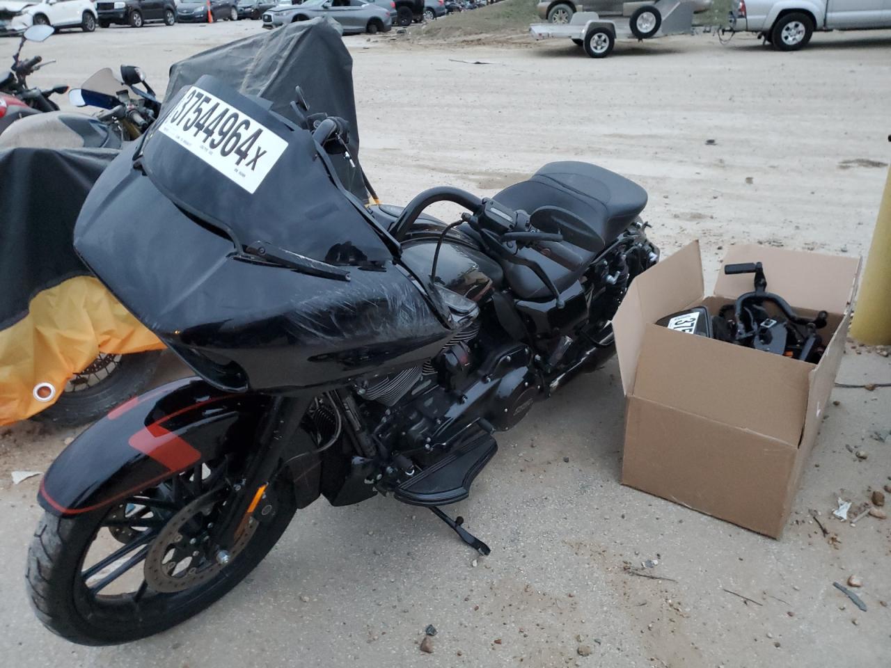Image 2 of 2018 HARLEY-DAVIDSON FLTRXSE CVO ROAD GLIDE 2018 with VIN 1HD1TCL15JB953809