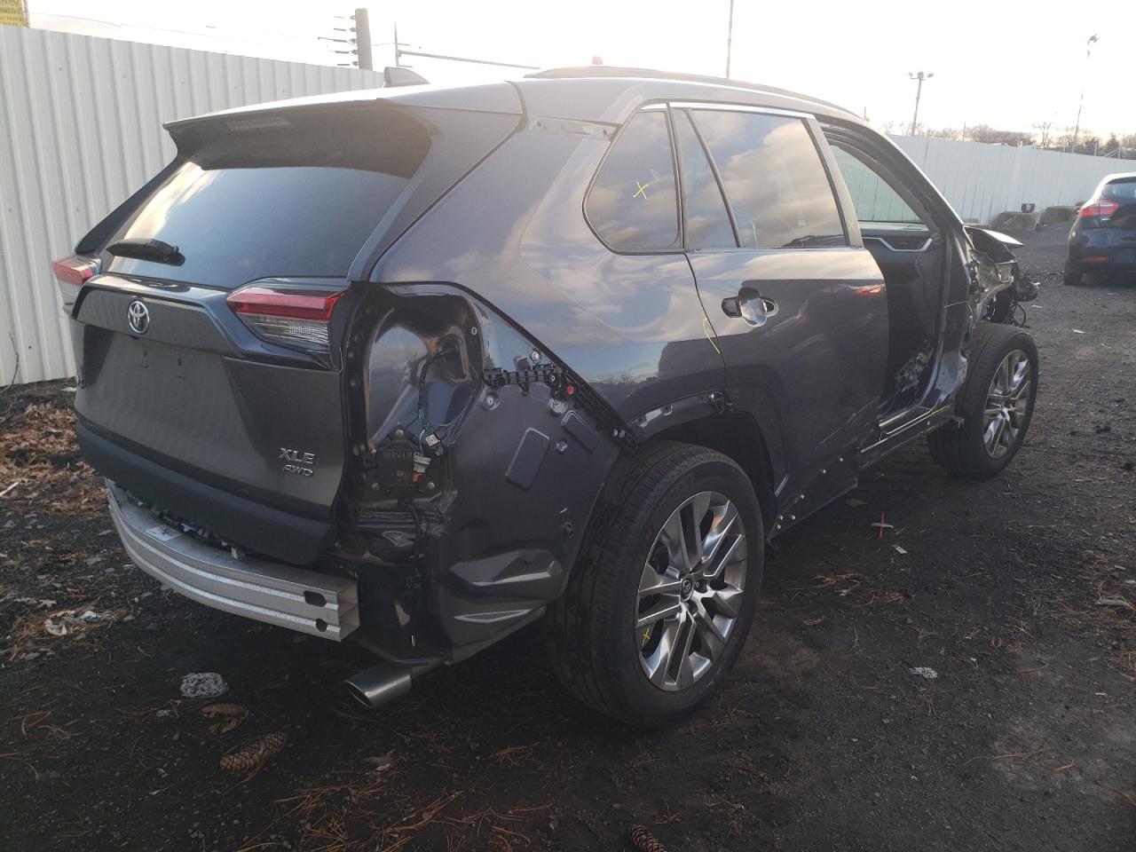 Изображение 3 2021 TOYOTA RAV4 XLE PREMIUM 2021 с VIN 2T3A1RFV8MW148620