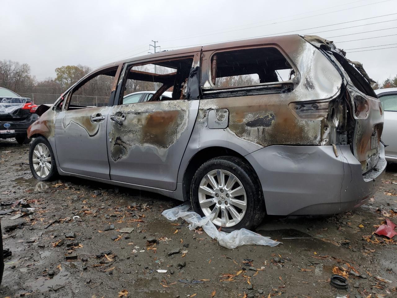Obraz 2 z 2011 TOYOTA SIENNA XLE 2011 z VIN 5TDDK3DC4BS018275