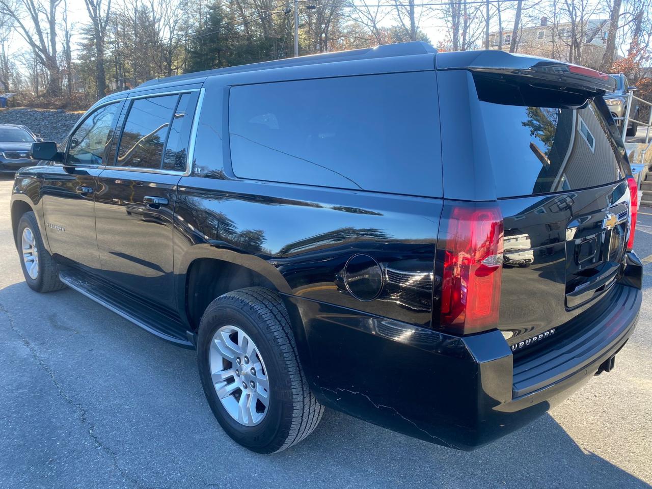 Image 2 of 2018 CHEVROLET SUBURBAN K1500 LT 2018 with VIN 1GNSKHKC2JR359248