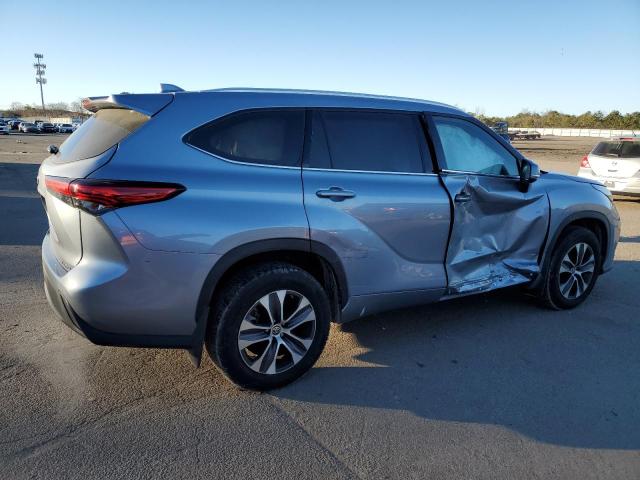 Obraz 3 z 2021 TOYOTA HIGHLANDER XLE 2021 z VIN 5TDHZRBH0MS122456