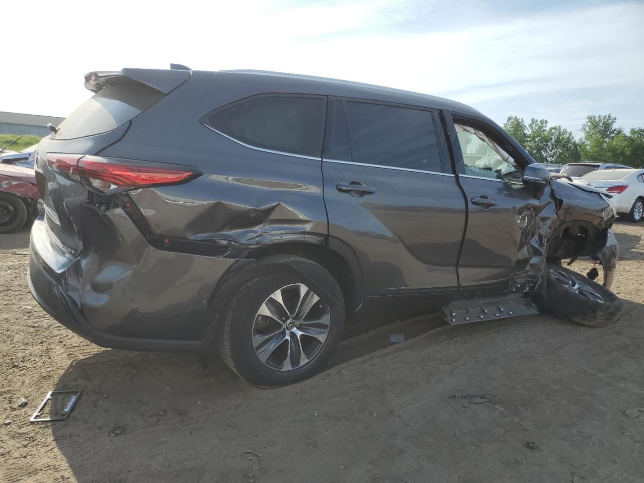 Image 3 of 2022 TOYOTA HIGHLANDER XLE 2022 with VIN 5TDGZRBH4NS166067