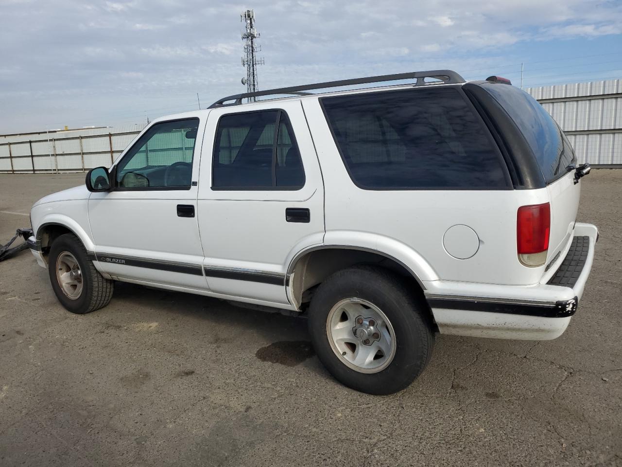 Image 2 of 1996 CHEVROLET BLAZER  1996 with VIN 1GNCS13W8T2152721