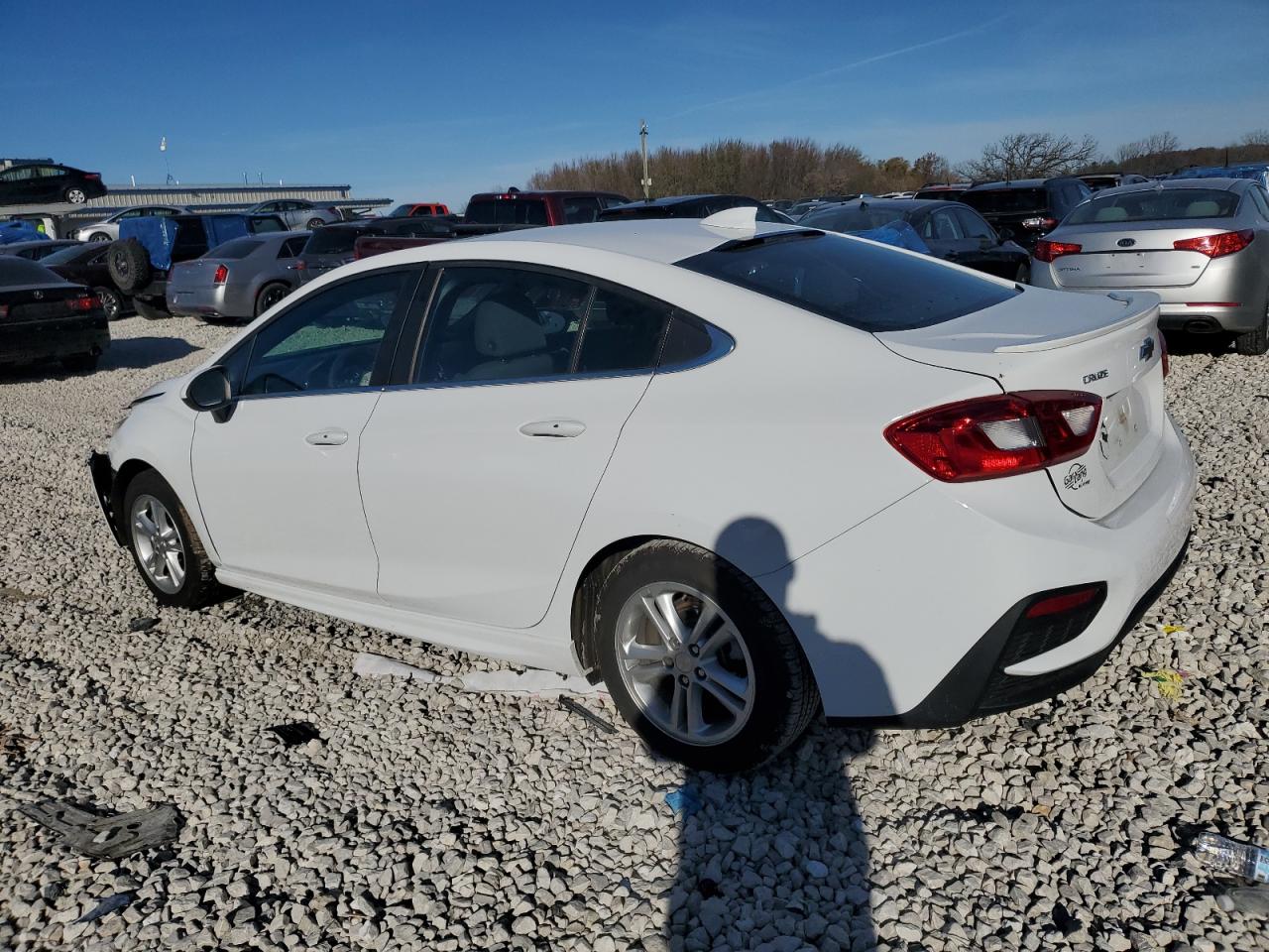 Изображение 2 2018 CHEVROLET CRUZE LT 2018 с VIN 1G1BE5SM2J7178081