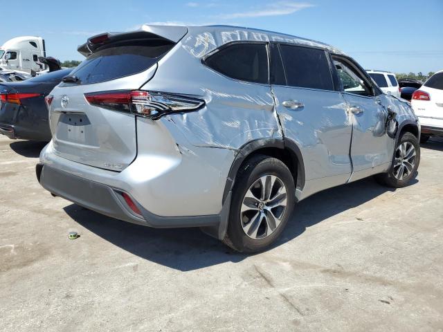 Image 3 of 2021 TOYOTA HIGHLANDER XLE 2021 with VIN 5TDHZRBH6MS137298
