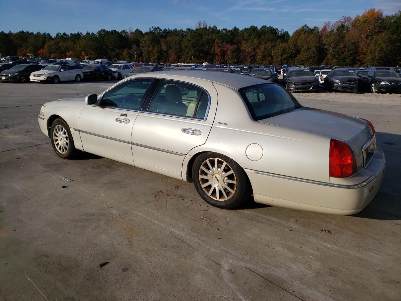 Image 2 of 2006 LINCOLN TOWN CAR SIGNATURE 2006 with VIN 1LNHM81V26Y640328