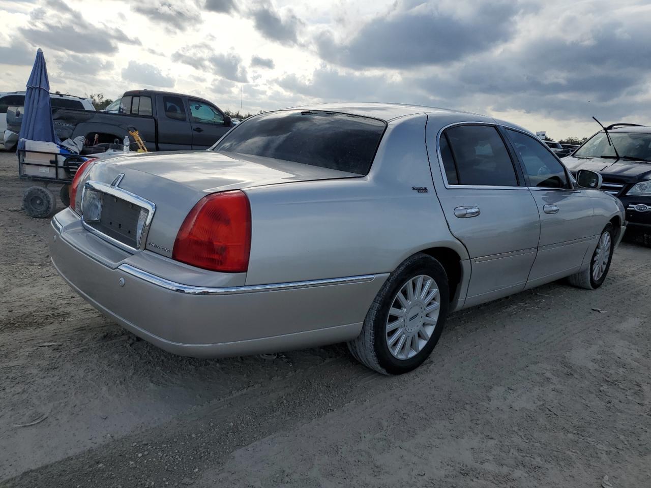 Изображение 3 2005 LINCOLN TOWN CAR SIGNATURE LIMITED 2005 с VIN 1LNHM82W15Y666151