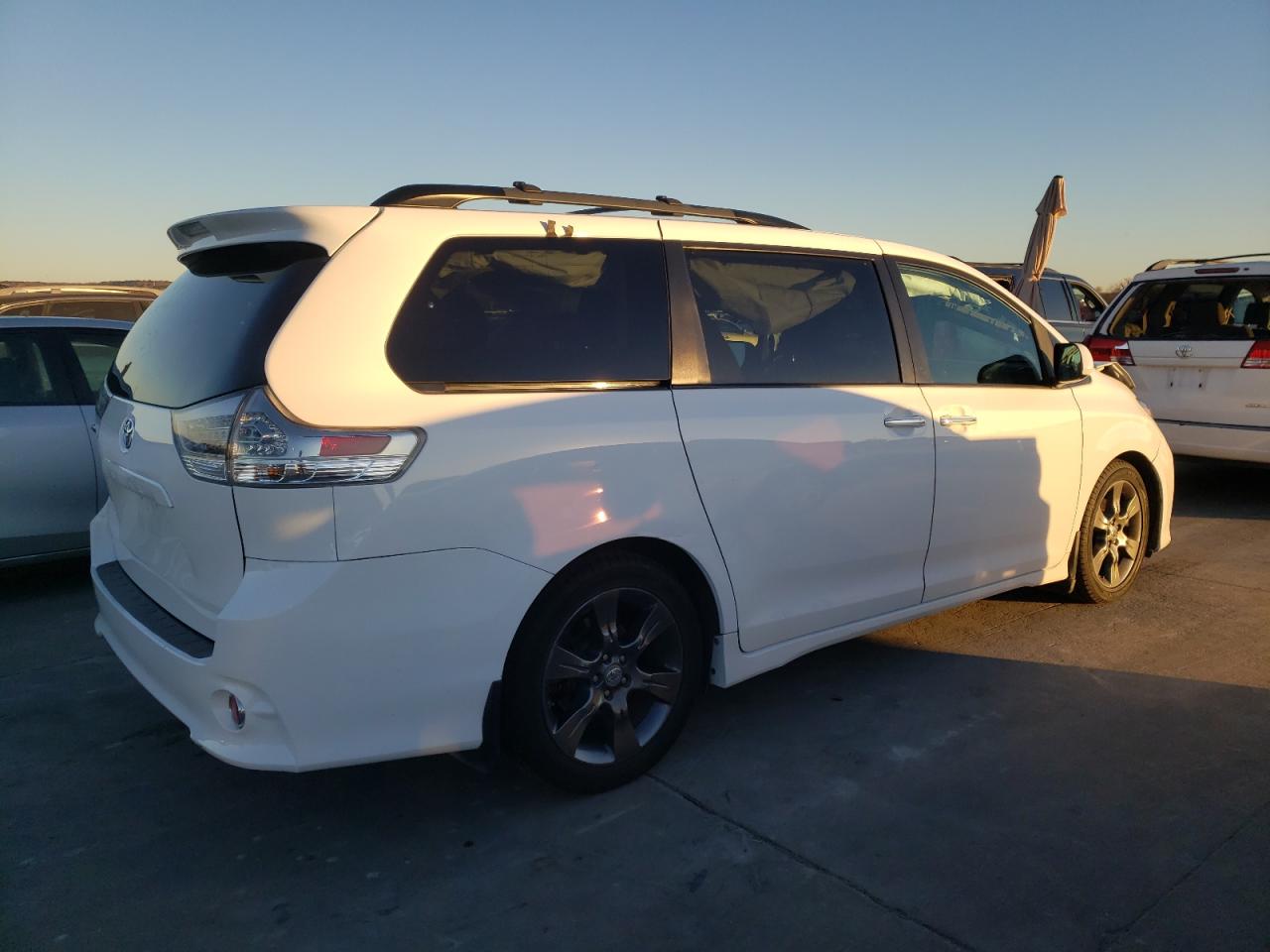 Obraz 3 z 2016 TOYOTA SIENNA SE 2016 z VIN 5TDXK3DC3GS736999