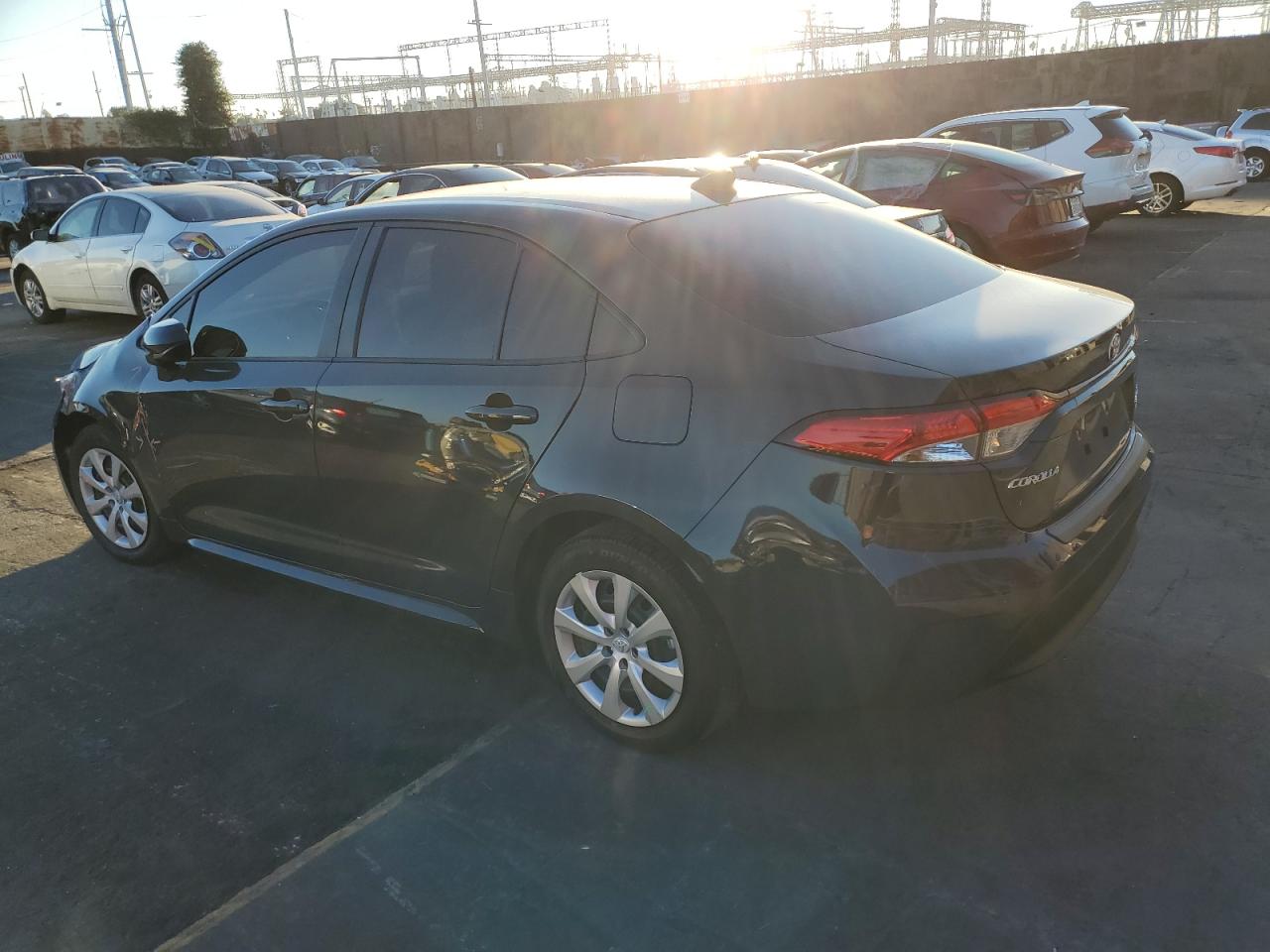 Obraz 2 z 2023 TOYOTA COROLLA LE 2023 z VIN JTDBCMFE9P3020413