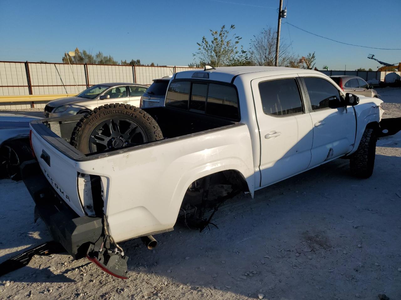 Image 3 of 2018 TOYOTA TACOMA DOUBLE CAB 2018 with VIN 5TFAX5GNXJX130486