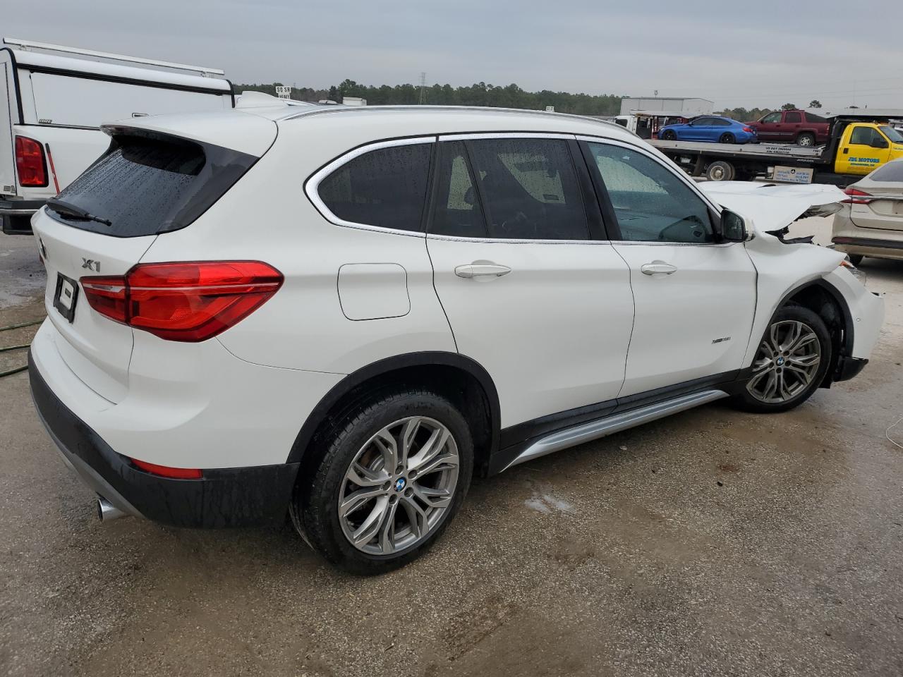 Obraz 3 z 2017 BMW X1 XDRIVE28I 2017 z VIN WBXHT3Z38H4A56139