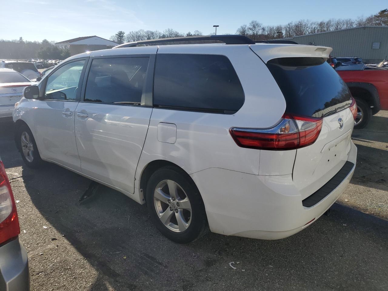 Изображение 2 2015 TOYOTA SIENNA LE 2015 с VIN 5TDKK3DC6FS612606
